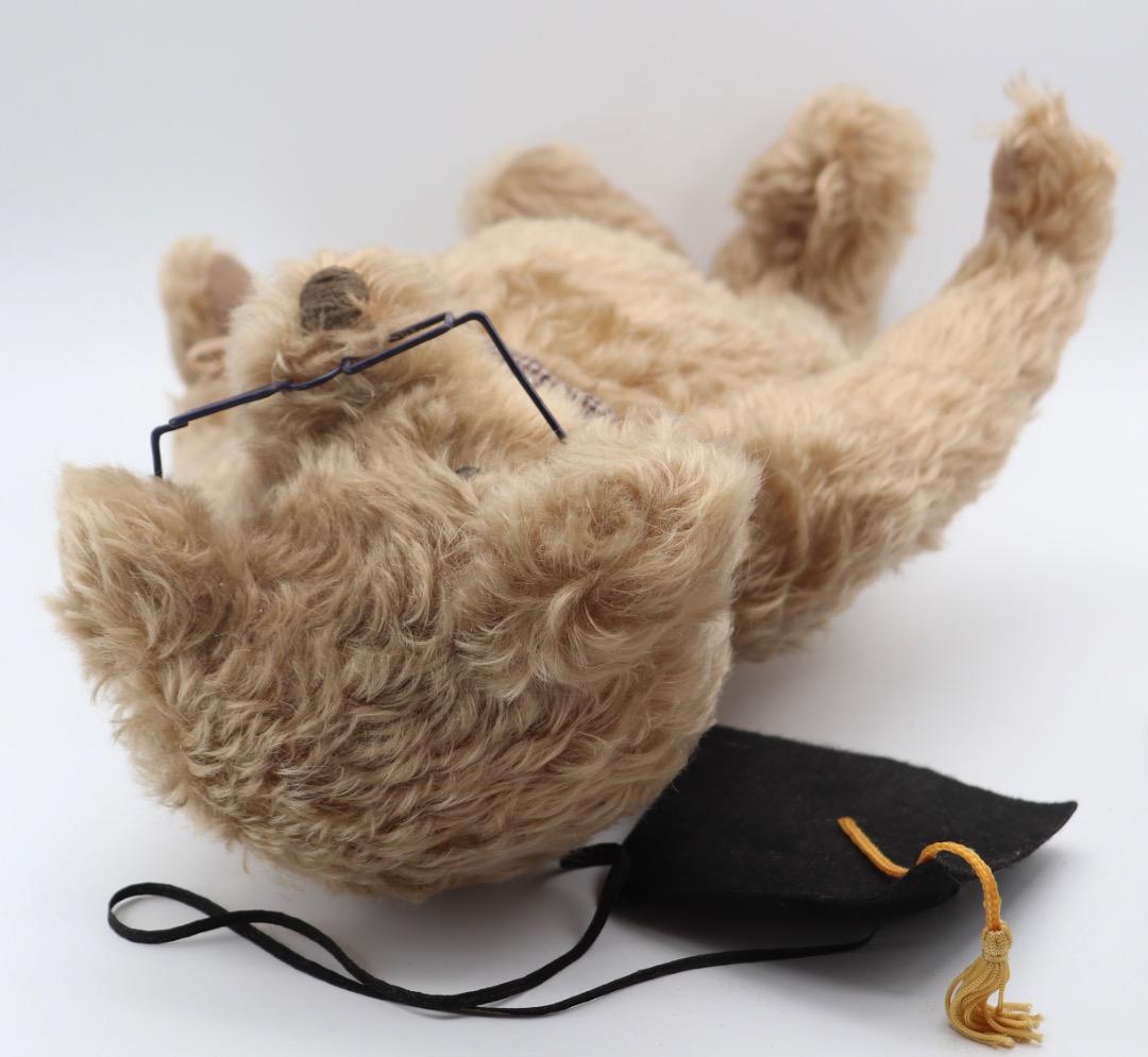 卒業帽をかぶった大きなテディベア 47cm アーティスト・ベア