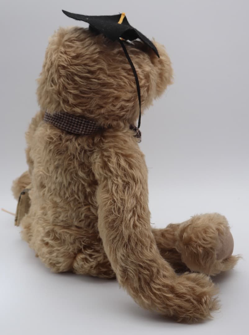 卒業帽をかぶった大きなテディベア 47cm アーティスト・ベア