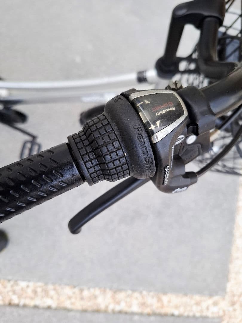 シルバー　シティサイクル　 26インチ 　前面バスケット　6段変速機付き