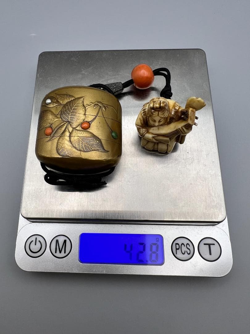 蒔絵三段印籠 在銘 花草蒔絵 金梨地 珊瑚翡翠真珠象嵌 牙根付 本珊瑚 緒締