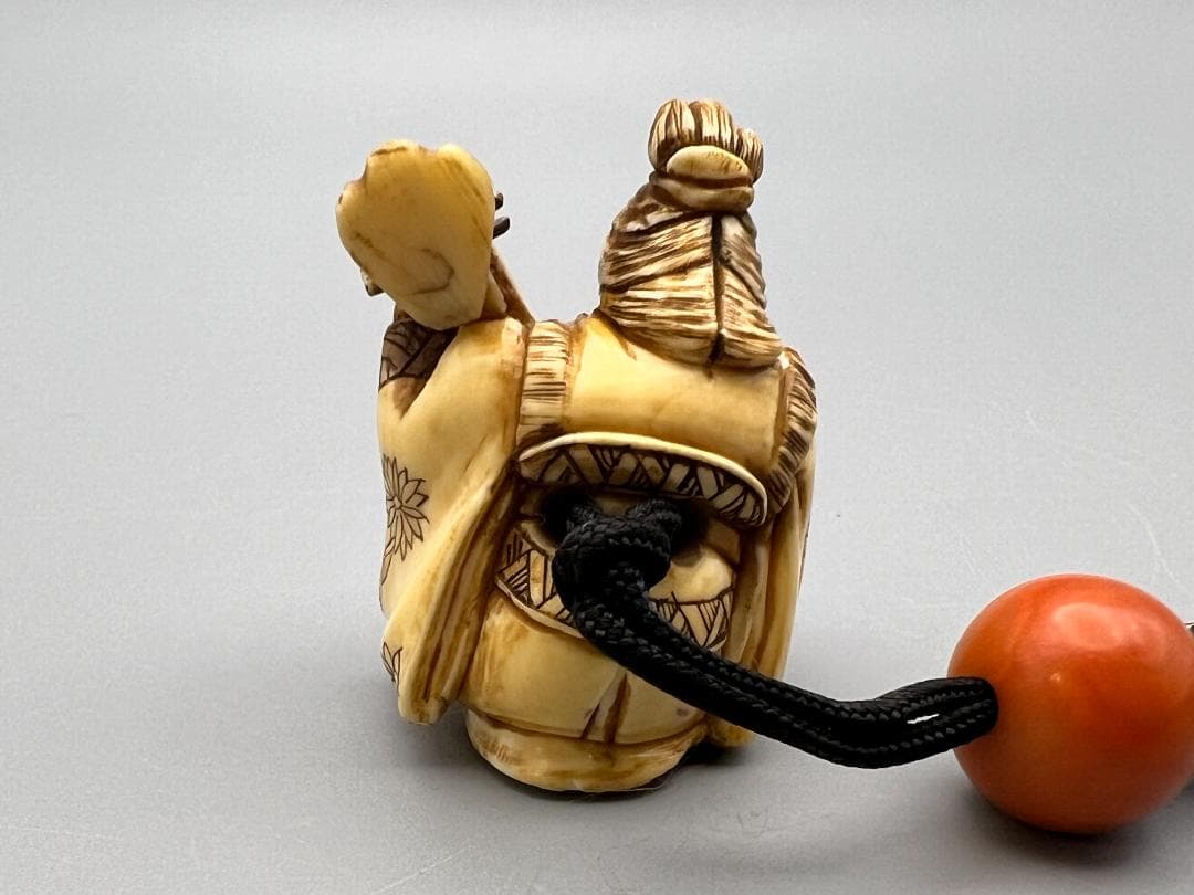 蒔絵三段印籠 在銘 花草蒔絵 金梨地 珊瑚翡翠真珠象嵌 牙根付 本珊瑚 緒締