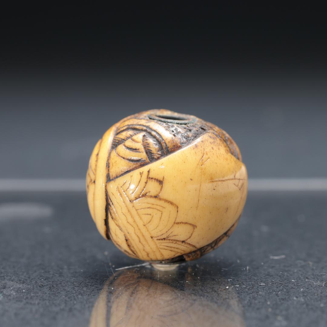 緒締め玉　花菱文様　鹿角　骨董　胴乱　印籠 　R1447