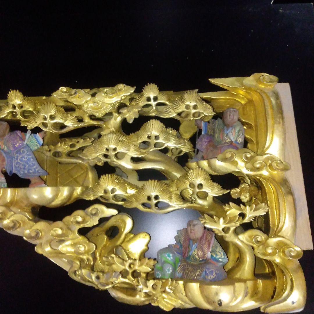 欄間彫刻　板敷山　親鸞聖人　金塗り　人物色つき　松