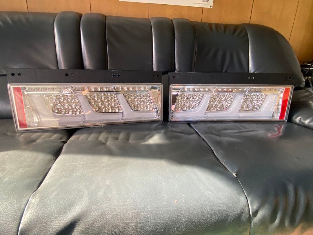 小糸　LED テールランプ　KOITO 3連タイプ　ノーマルターン　左右