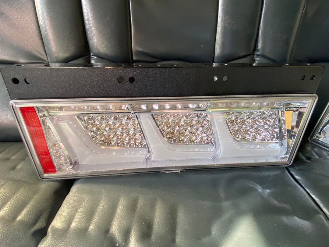 小糸　LED テールランプ　KOITO 3連タイプ　ノーマルターン　左右