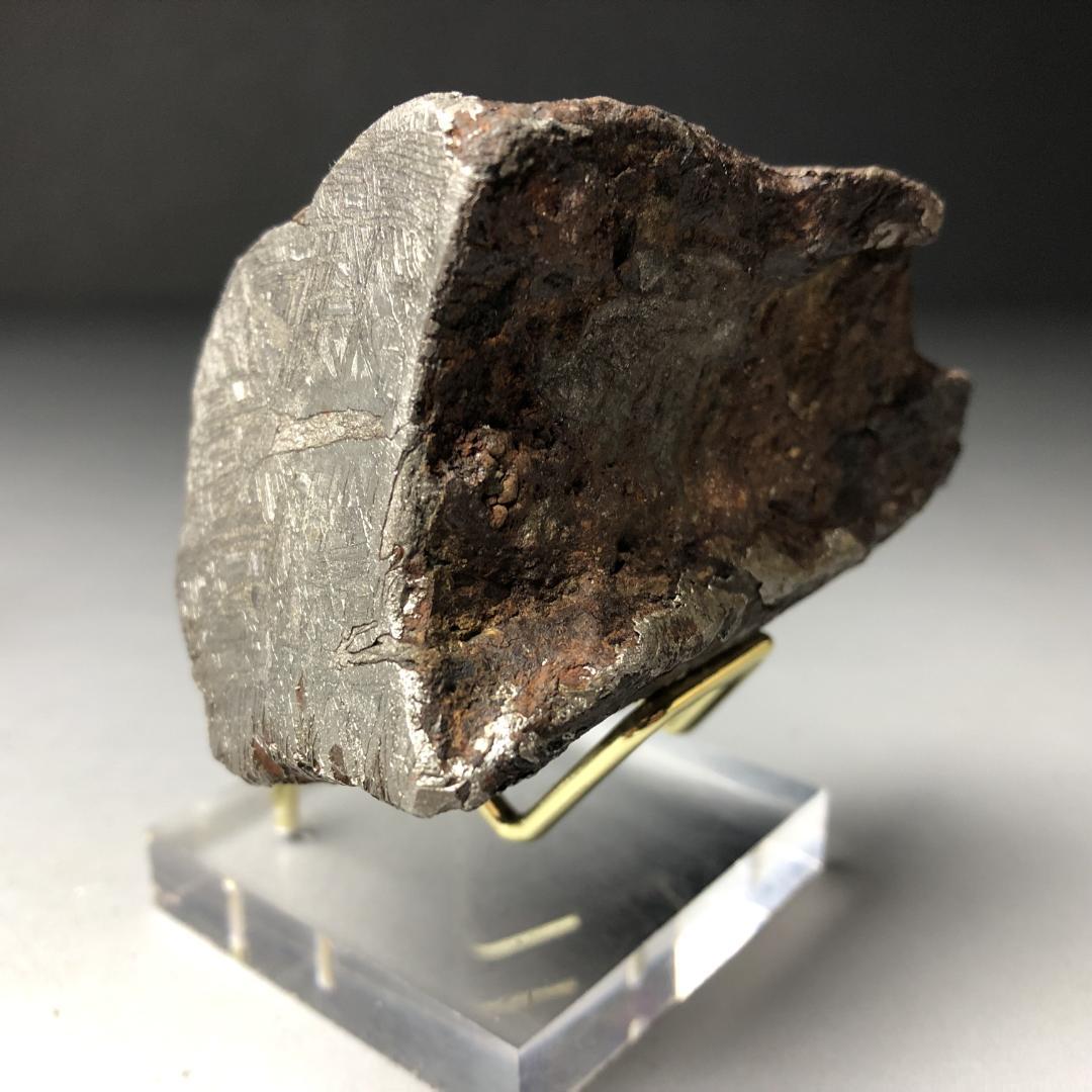 アルタイ隕石　隕石 全面カット　鉄隕石　原石　重さ約993ｇ　立て付き