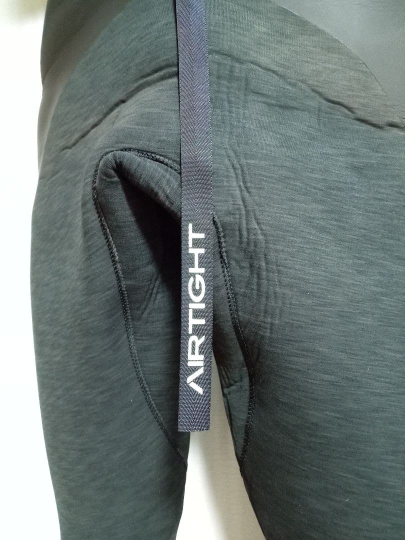 ウェットスーツ 5ミリ エアタイト 冬 ウィンター 黒 水色 ラバー サーフィン