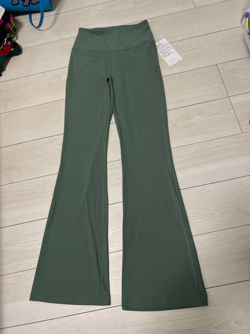lululemonオリーブグリーン ハイウエスト フレアパンツ 6