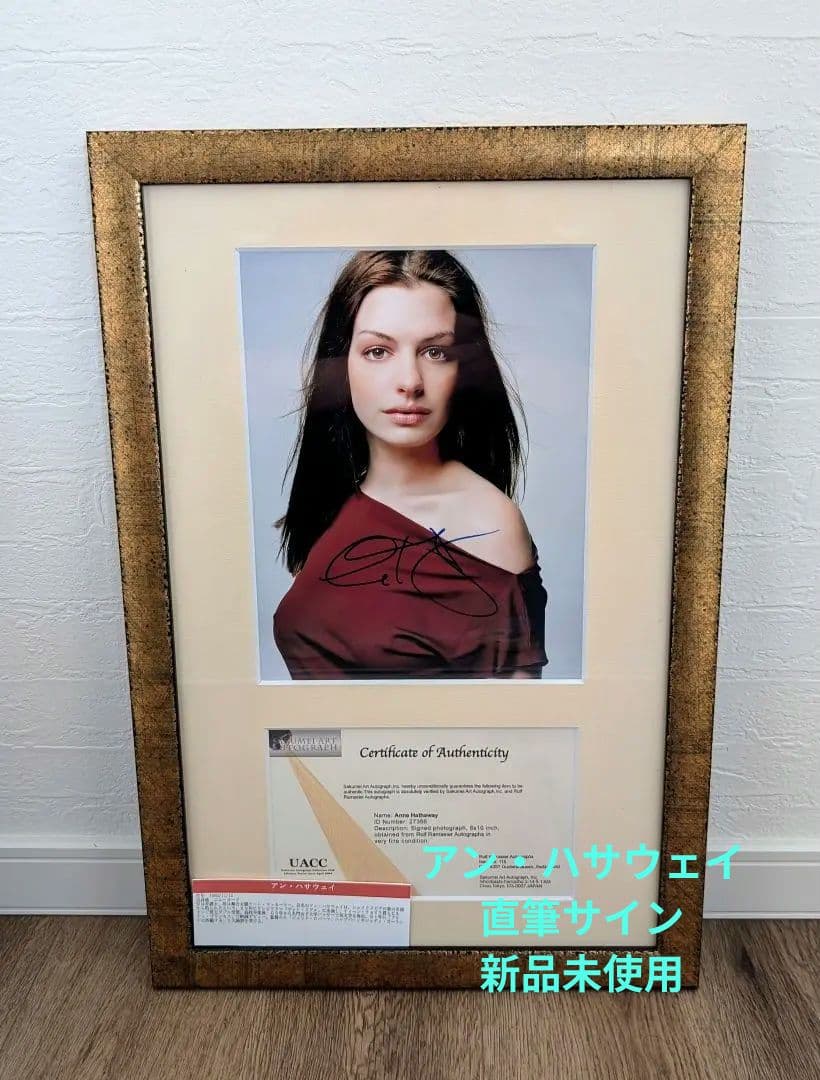 Anne Hathaway サイン入り写真 UACC証明書付き