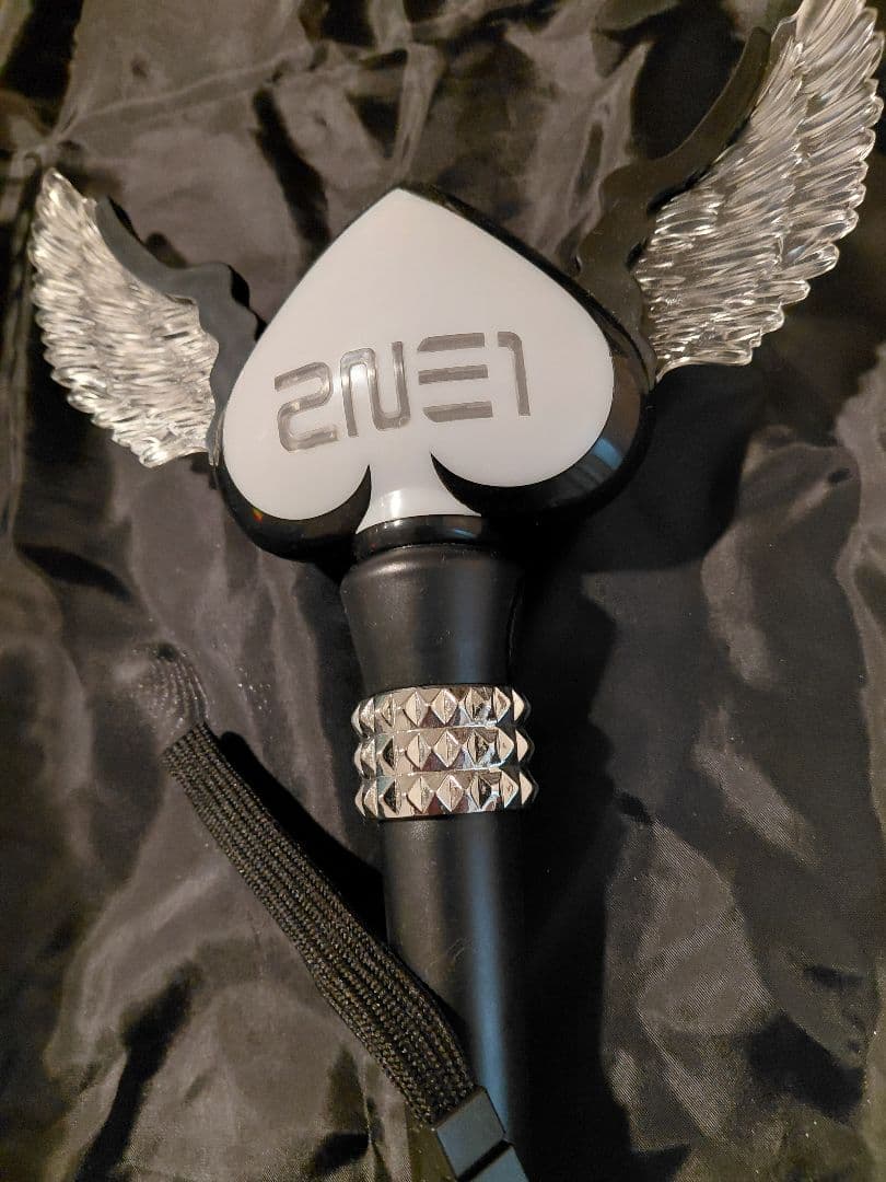 2NE1 ペンライト ハート型ウィング付き　トランプ　初期　レア　まとめ売り　箱