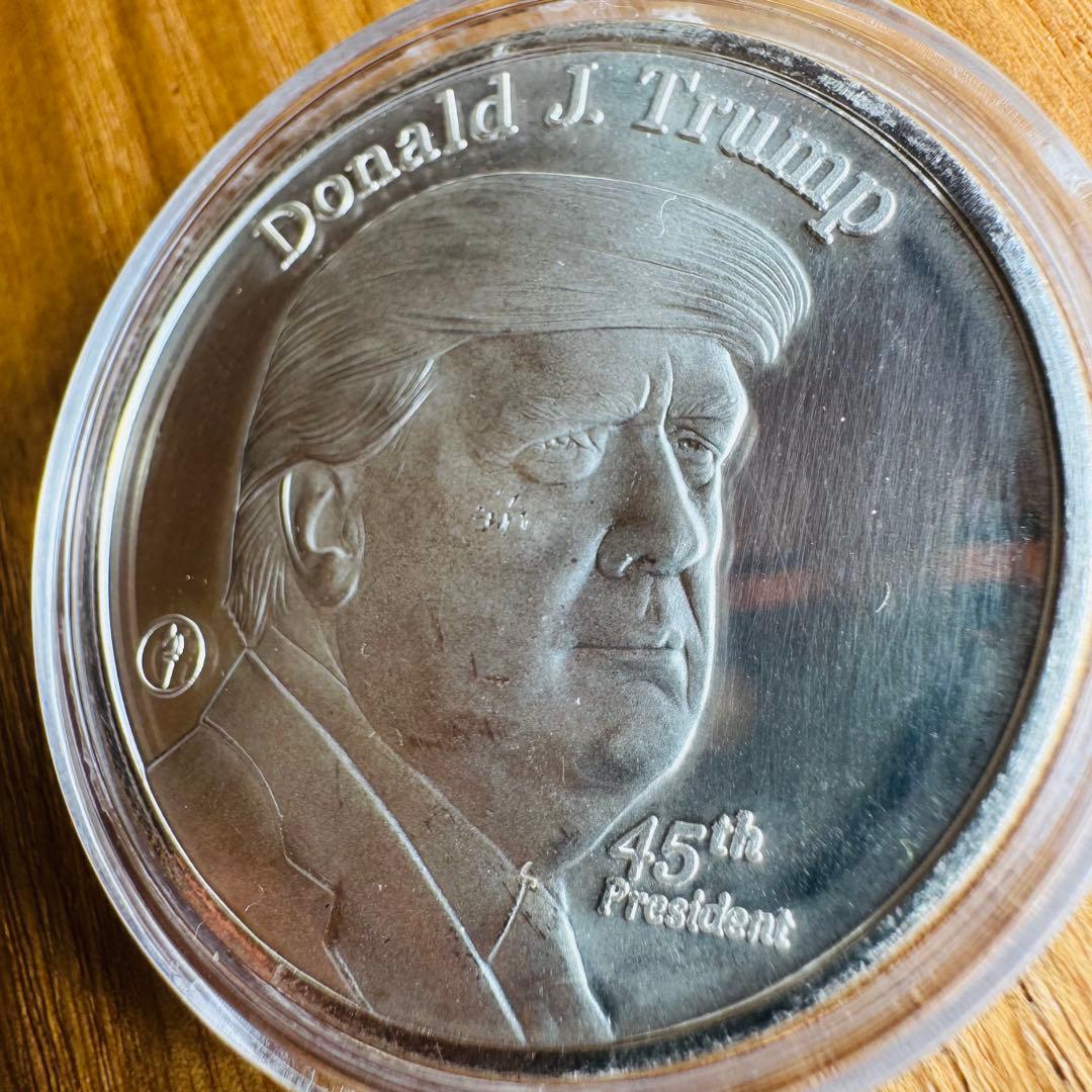 トランプ大統領　1オンス　銀貨　THE WHITE HOUSE 2