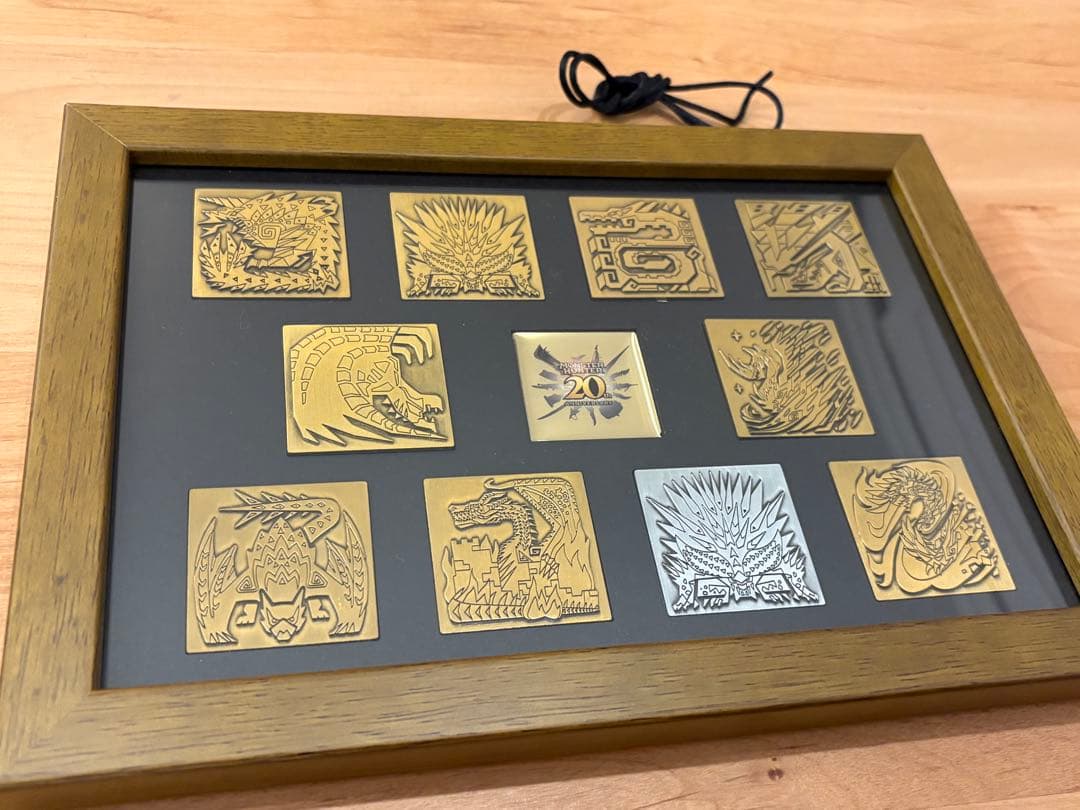 中古美品 モンスターハンター 「大狩猟展」 額装ピンズセット