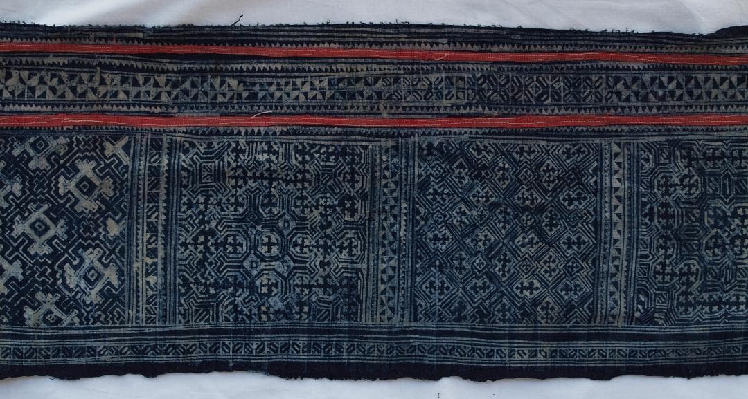 ラオスの古都で入手、モンの手書きバティック藍染　古布に描かれた多彩モチーフは何を