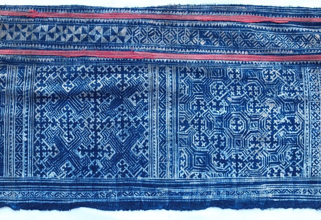 ラオスの古都で入手、モンの手書きバティック藍染　古布に描かれた多彩モチーフは何を