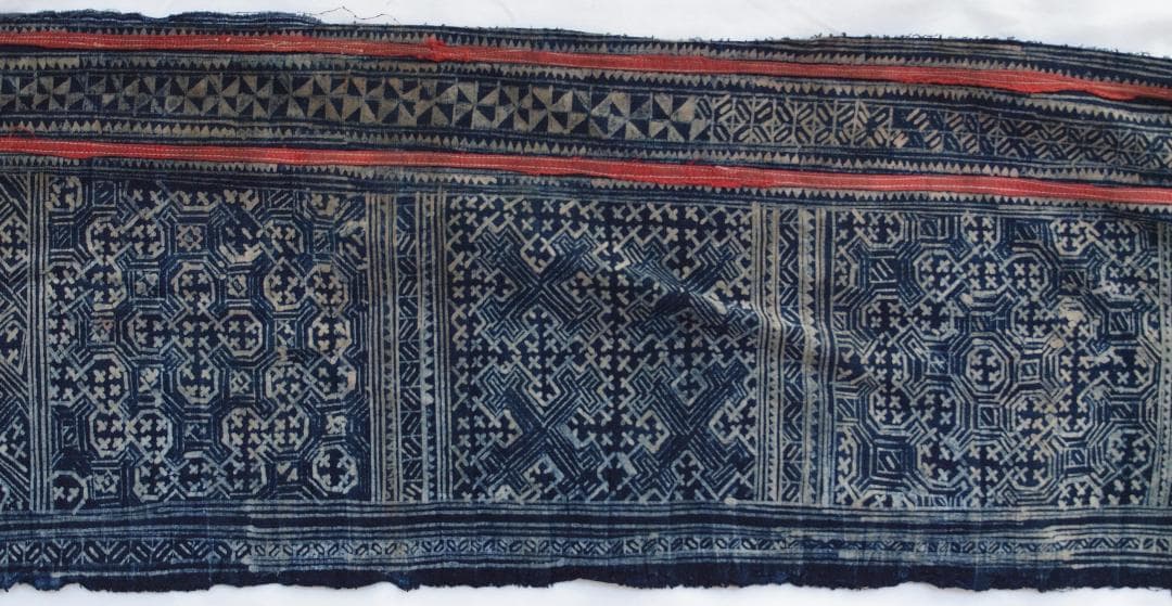 ラオスの古都で入手、モンの手書きバティック藍染　古布に描かれた多彩モチーフは何を