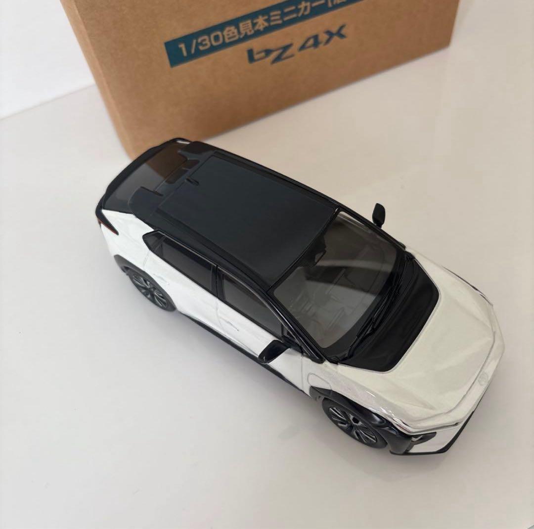 トヨタ 新型bZ4X ミニカーカラーサンプル プラチナホワイトパール【非売品】