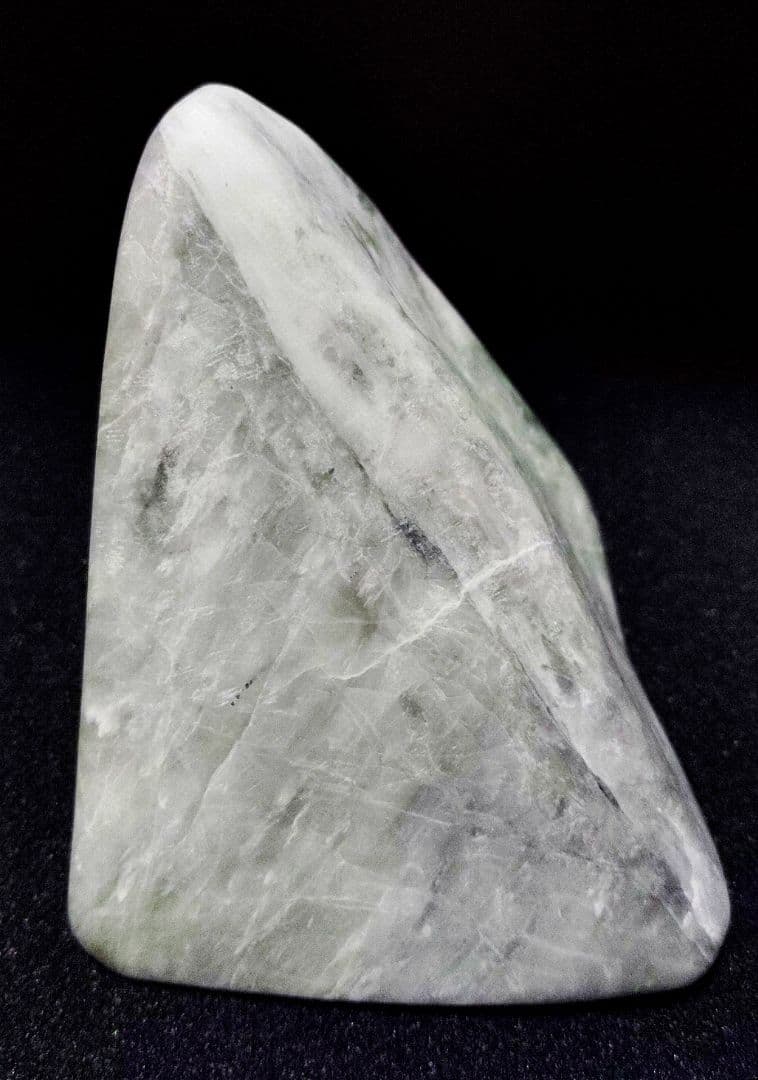 ★翡翠原石★糸魚川硬玉【姫川・磨き594ｇ】