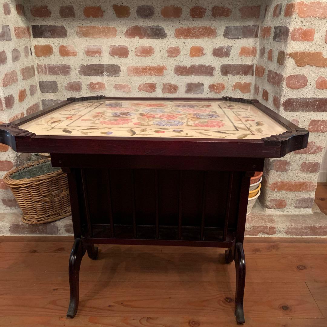 フランスパーテーション、テーブル