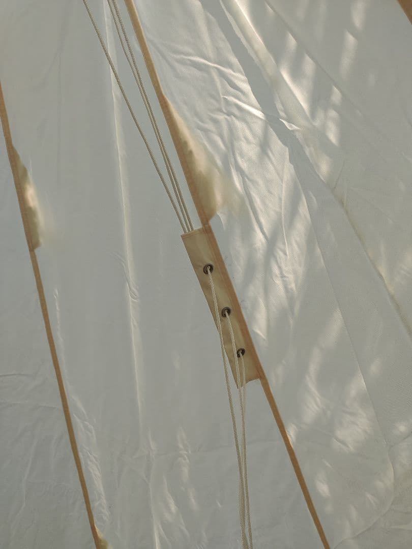 高さ3ｍで直径4ｍの化繊ワンポールテント