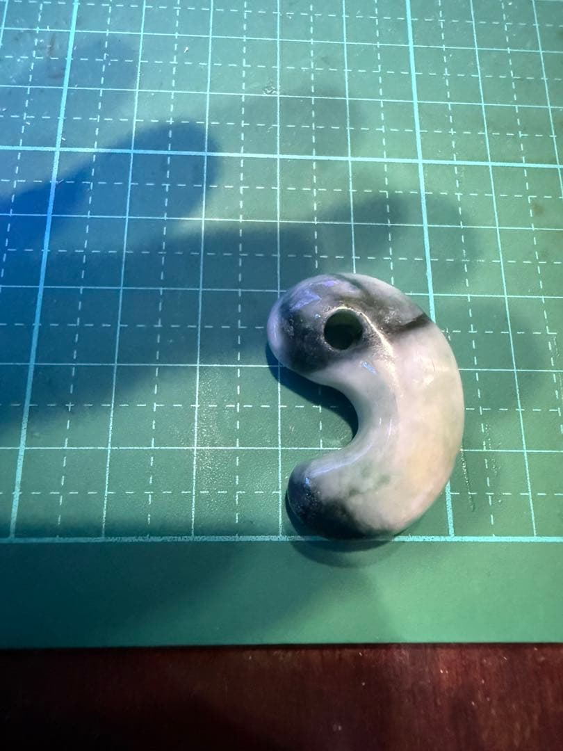 糸魚川産‼️ 濃緑色翡翠勾玉の最高峰‼️ 圧砕勾玉‼️高級‼️11.2g‼️破格出品‼️