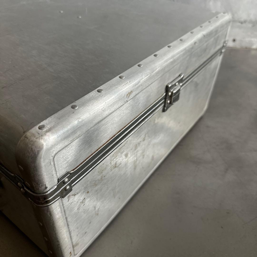 かっこよすぎるアルミニウム製大型スーツケース　収納やテーブルにしたらカッコいい