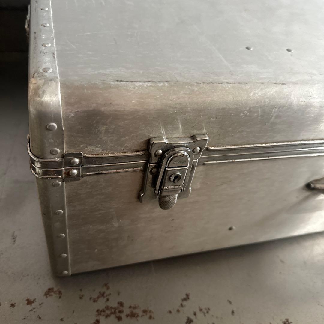 かっこよすぎるアルミニウム製大型スーツケース　収納やテーブルにしたらカッコいい