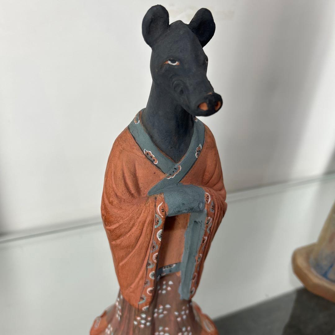 十二支俑　猪首人身俑