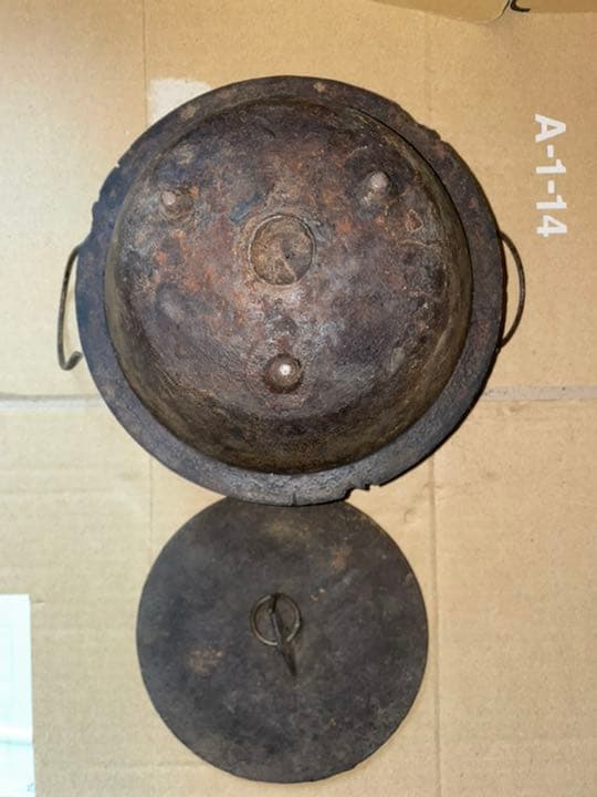 茶釜？　ご飯釜？　鉄器　骨董　アンティーク　釜　金寿堂　だと思います。