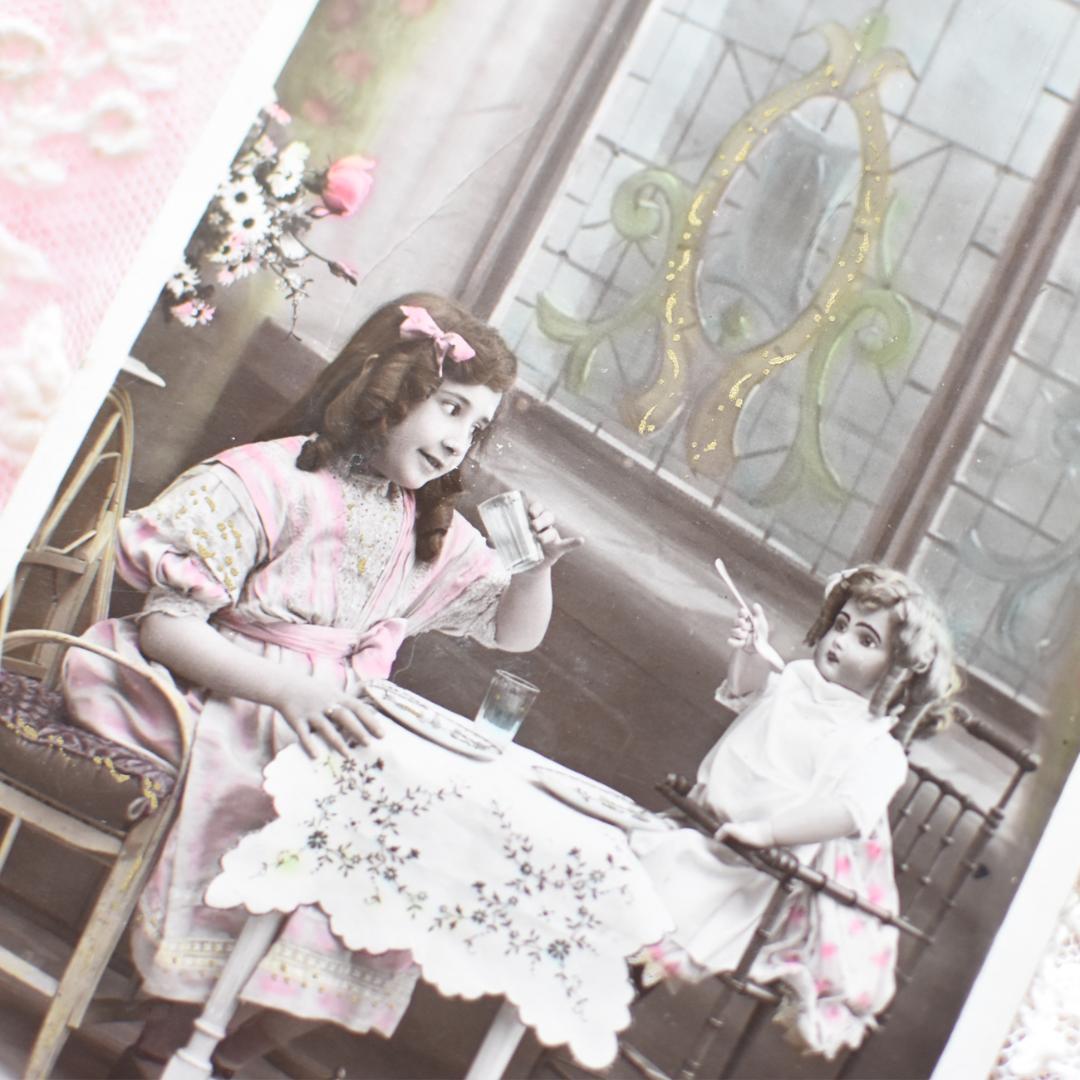 *アンティークポストカード　お人形とおままごとを楽しむ可愛い少女