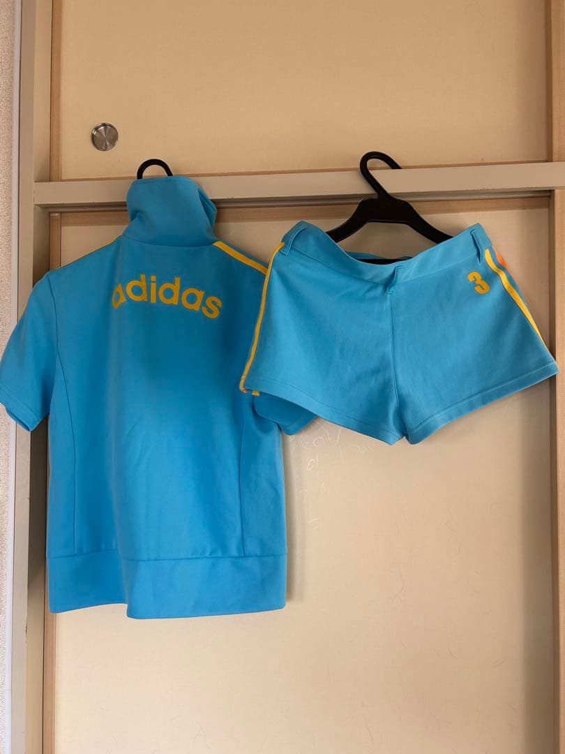 adidas 水色 ジップアップジャケットとショートパンツセット