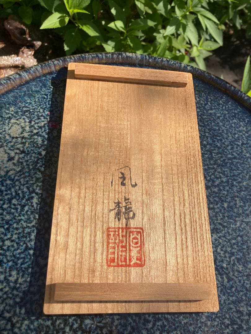 金色の鷹の彫刻 木箱付き