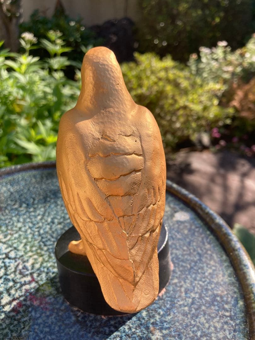 金色の鷹の彫刻 木箱付き