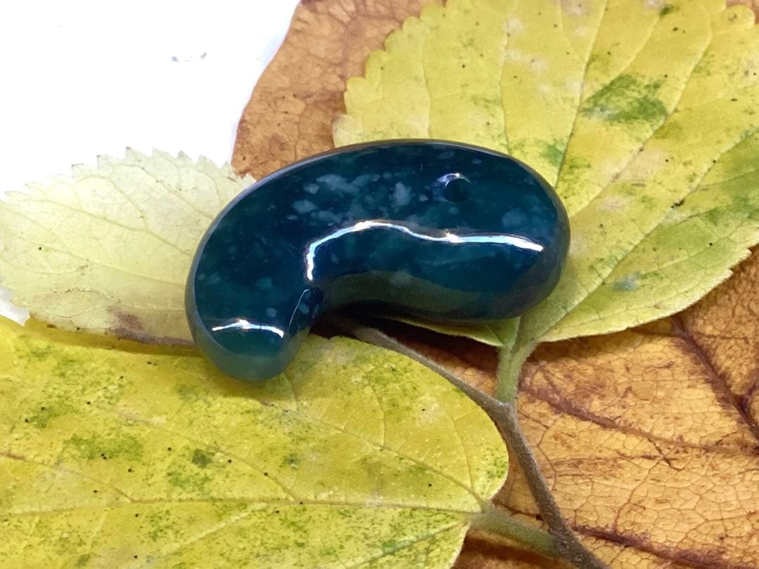 糸魚川翡翠【入りコン沢】勾玉　今年2度目の大当たり特大原石より極上高品質　鑑別書