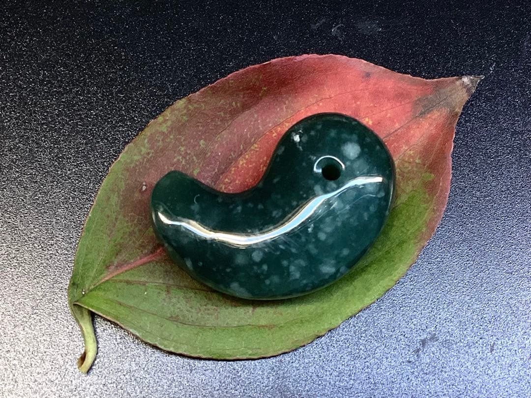 糸魚川翡翠【入りコン沢】勾玉　今年2度目の大当たり特大原石より極上高品質　鑑別書