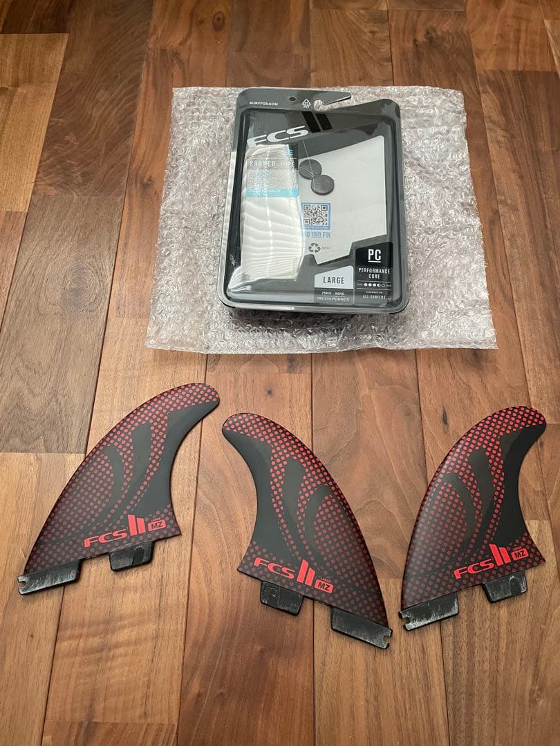 FCS II シャープアイ　サーフボードフィン 3枚セット ブラック/レッド