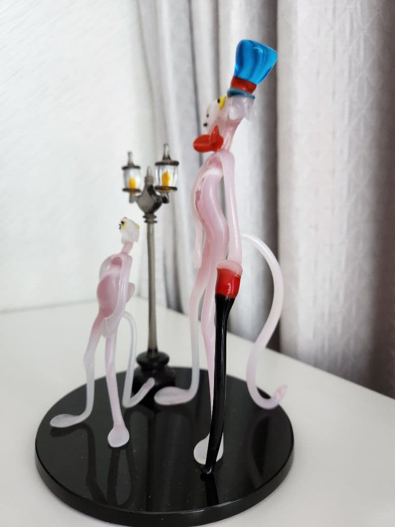 ピンクのガラス製キャラクター像