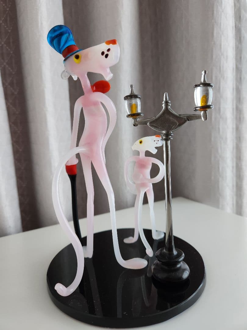 ピンクのガラス製キャラクター像