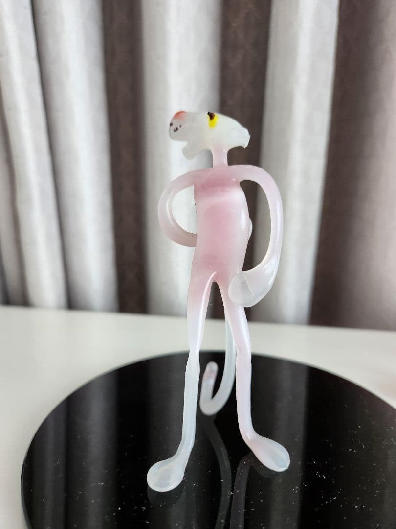ピンクのガラス製キャラクター像