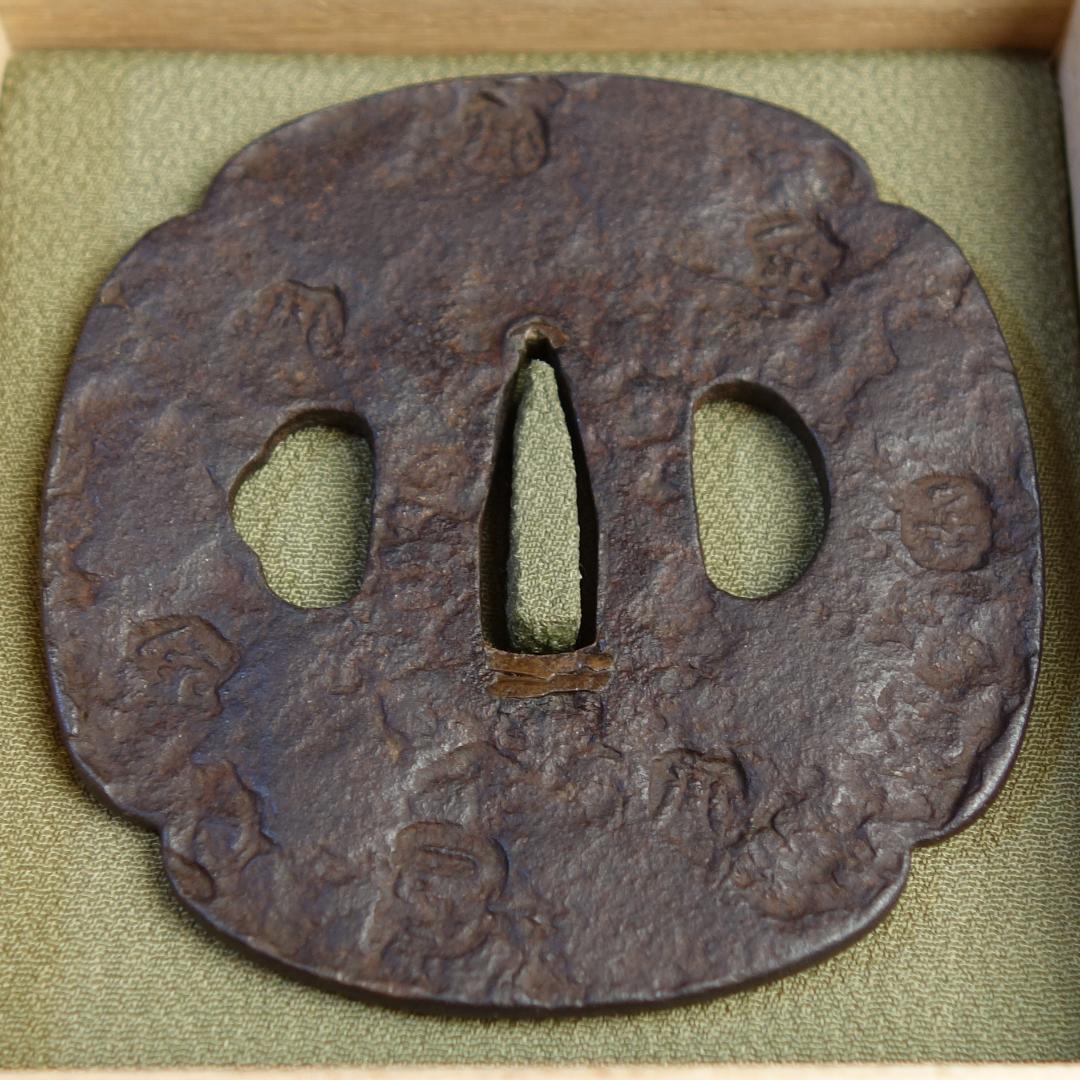 【刻印散図鐔 銘 山城国 天法】(鑑定書有) 刀装具 鐔 鍔 日本刀 武具 骨董