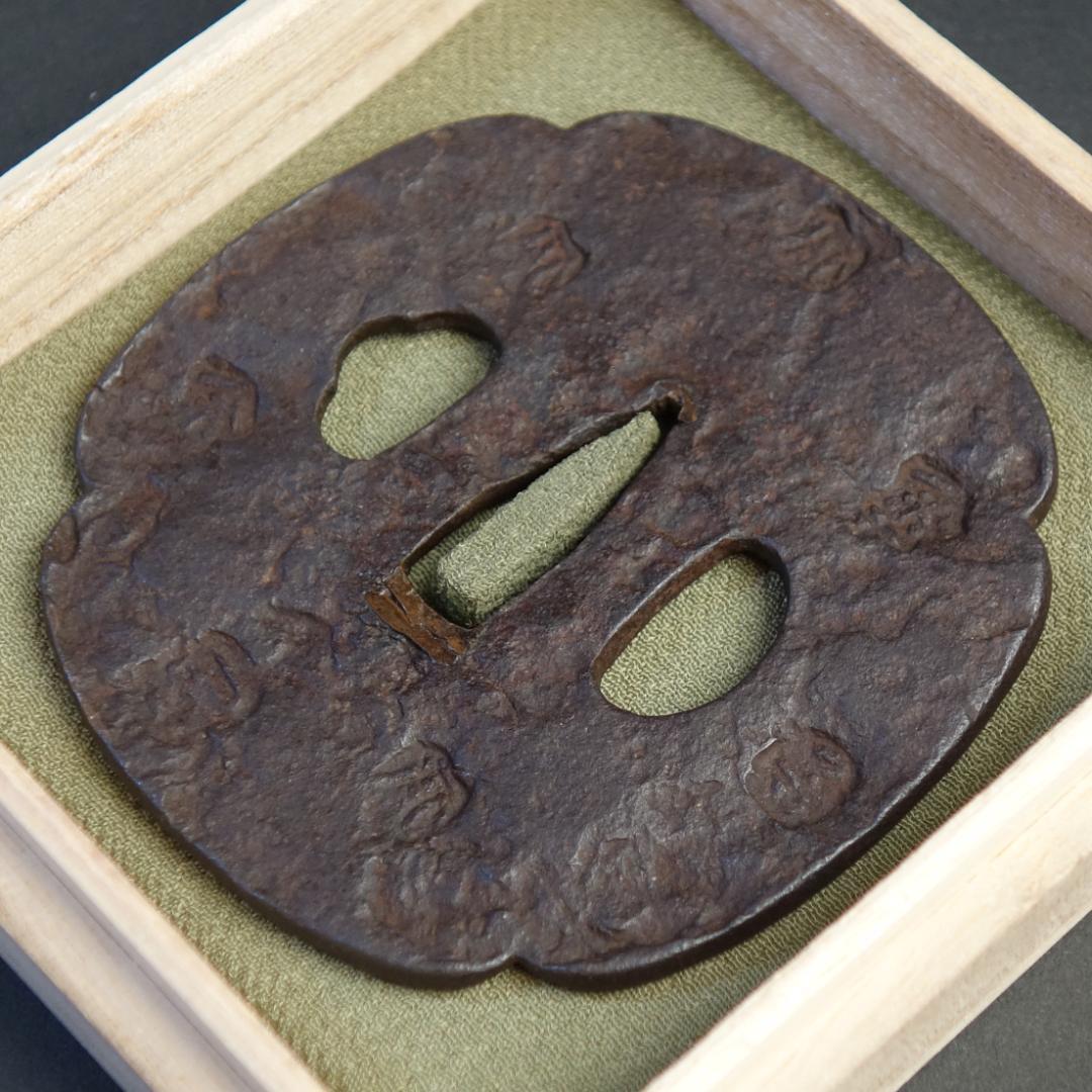 【刻印散図鐔 銘 山城国 天法】(鑑定書有) 刀装具 鐔 鍔 日本刀 武具 骨董