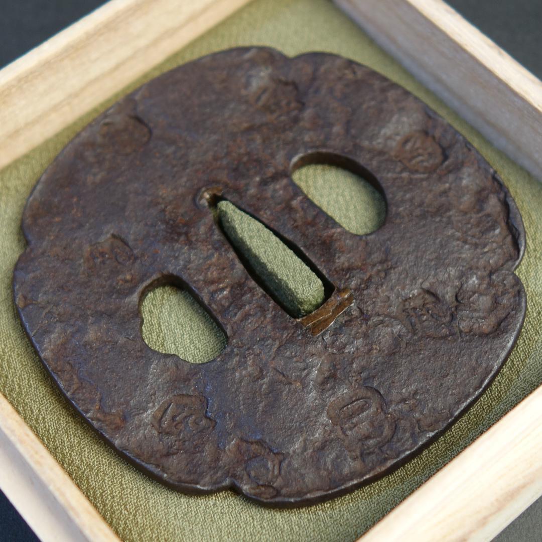 【刻印散図鐔 銘 山城国 天法】(鑑定書有) 刀装具 鐔 鍔 日本刀 武具 骨董