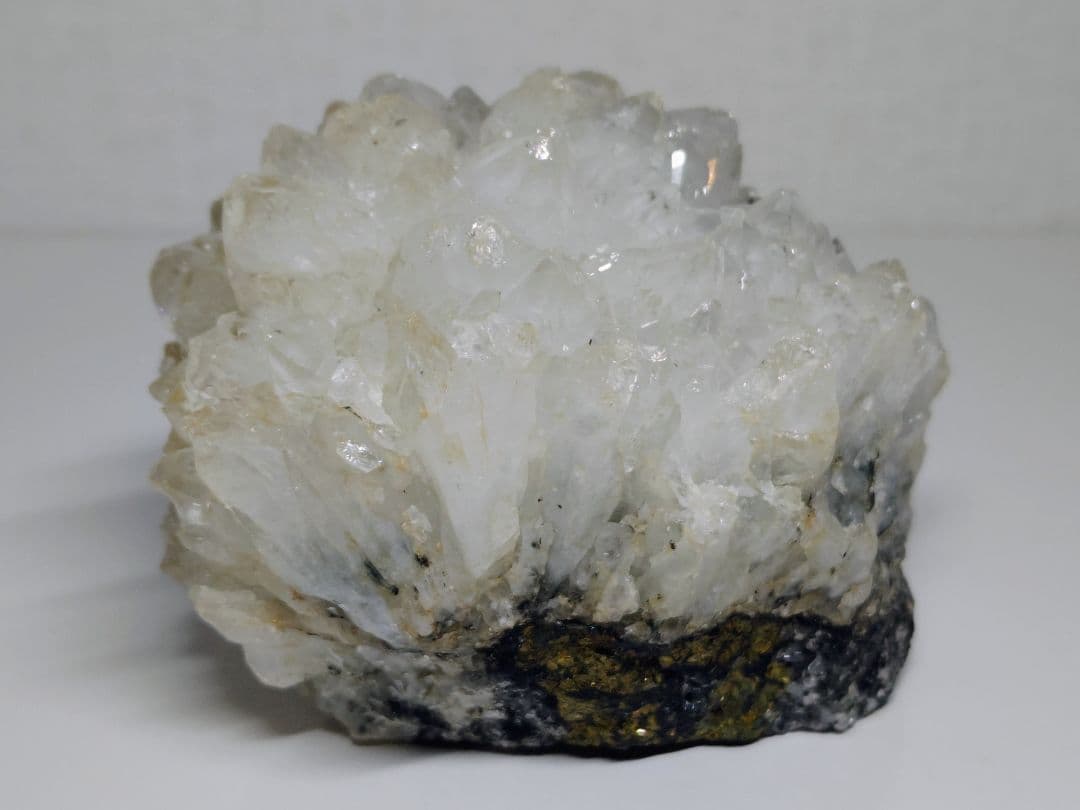 水晶 1kg クォーツ パイライト 黄鉄鉱 原石 鑑賞石 自然石 誕生石 鉱物