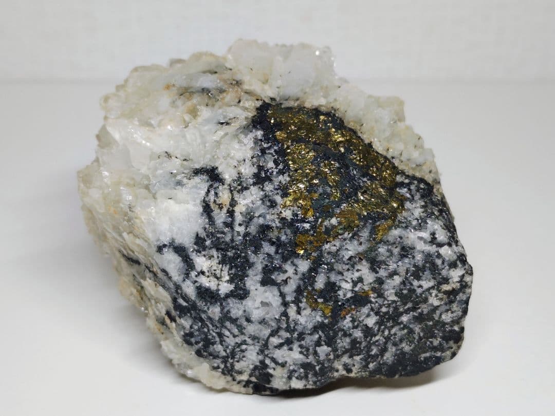 水晶 1kg クォーツ パイライト 黄鉄鉱 原石 鑑賞石 自然石 誕生石 鉱物