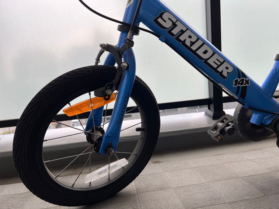 【引取限定】 STRIDER 14X バランスバイク 青　タイヤ空気抜けあり