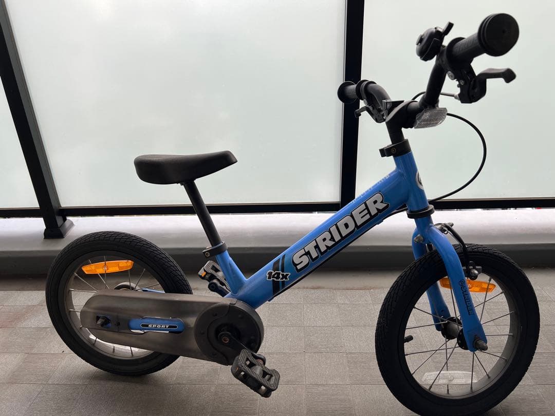 【引取限定】 STRIDER 14X バランスバイク 青　タイヤ空気抜けあり