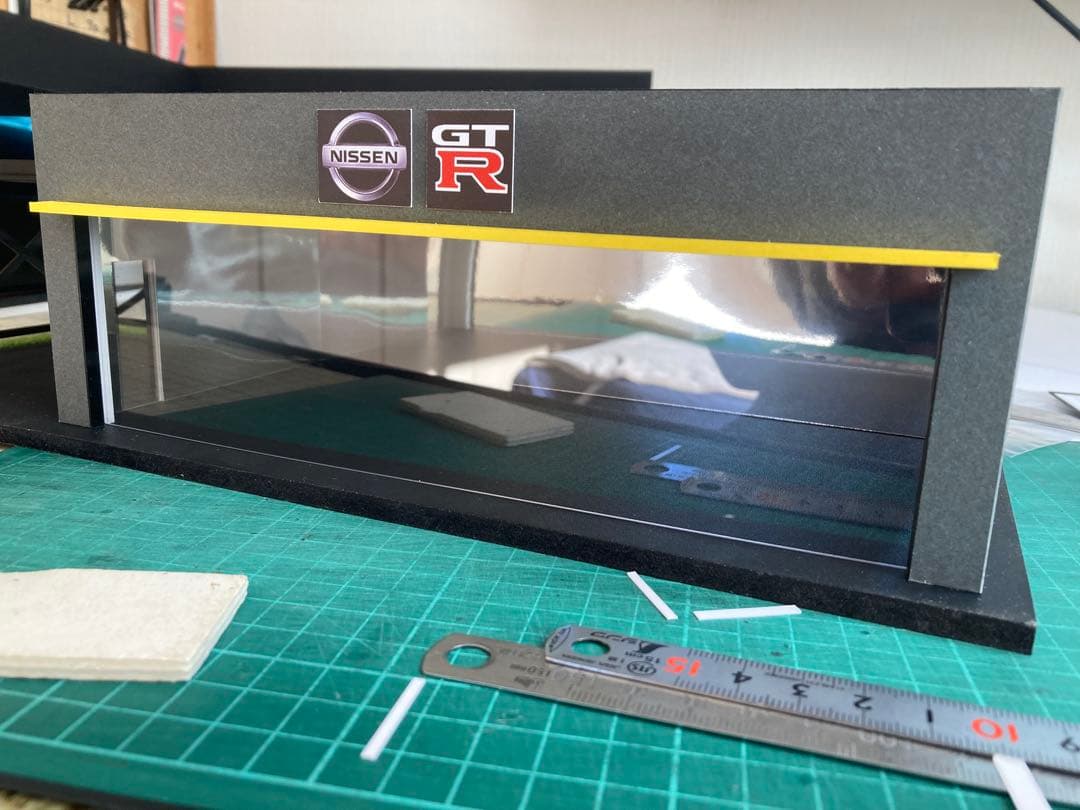 ミニカー用ジオラマ：1/43 ショールーム＆ガレージⅢ（ダークグレー）外構仕上げ