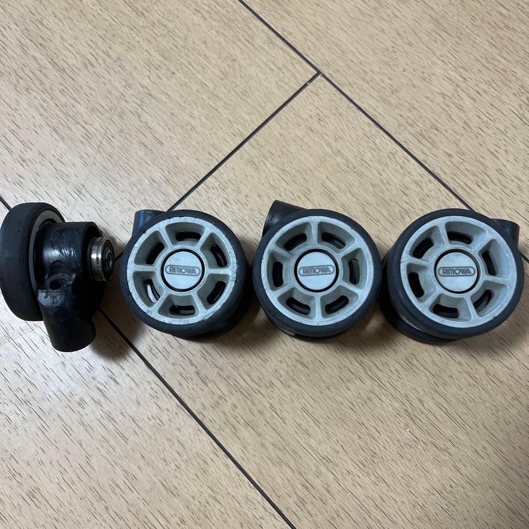 リモワスーツケース用キャスター4個セット(1個は半分壊れています)