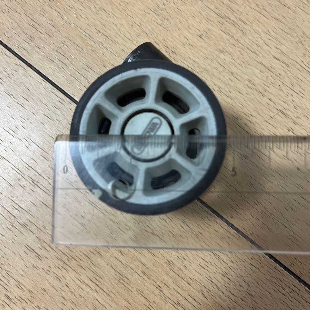 リモワスーツケース用キャスター4個セット(1個は半分壊れています)