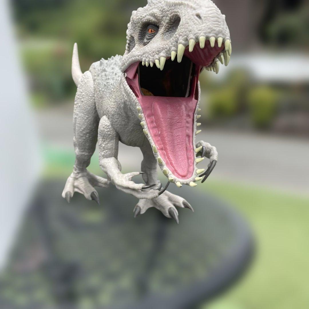 ジュラシックワールド　インドミナレックス特大フィギュア