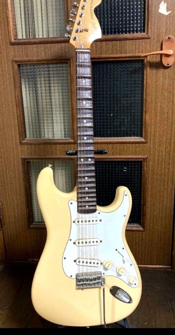 Fenderストラトキャスターエレキギターとアンプ